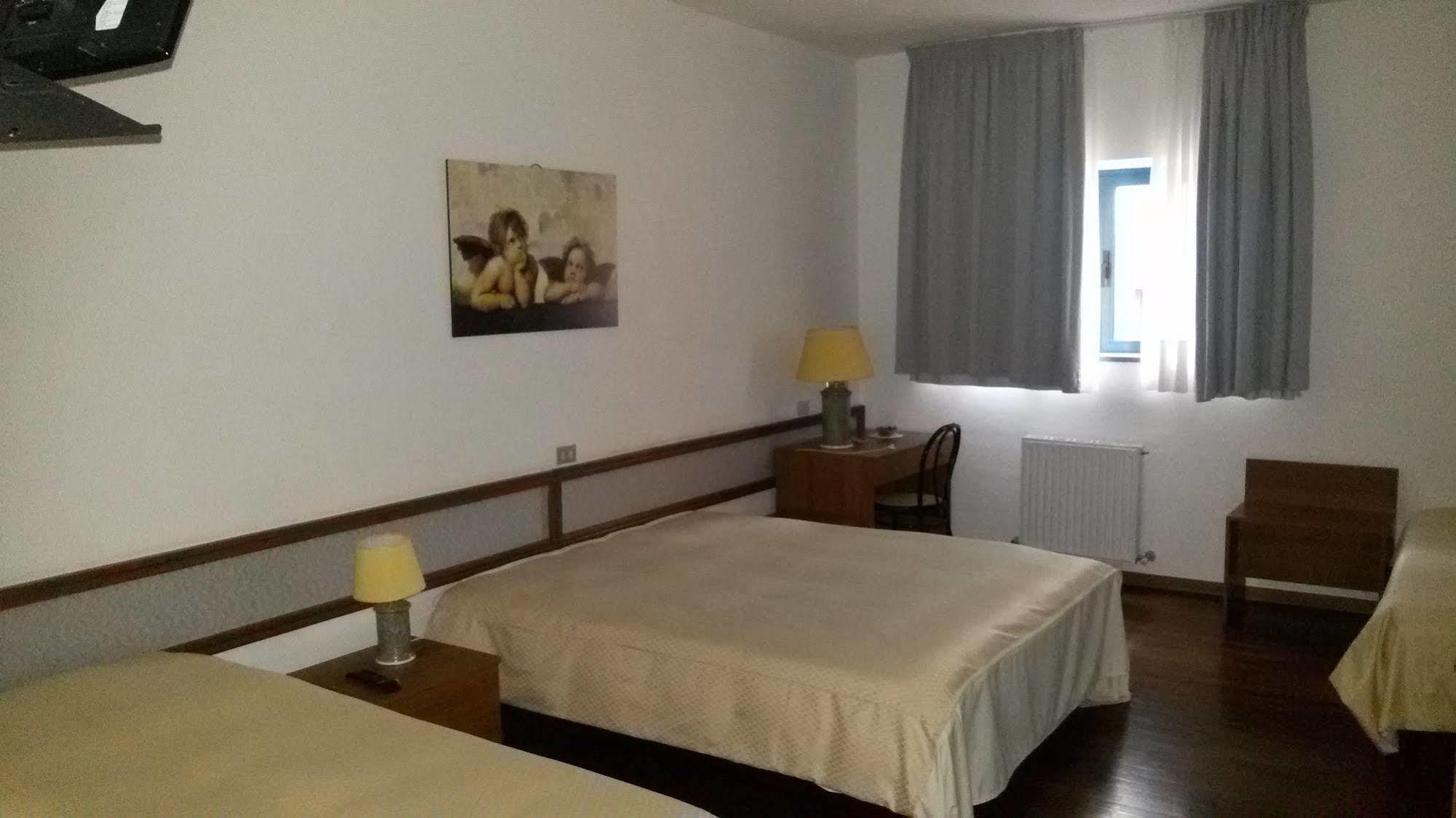 Hotel Cristallo Assergi Buitenkant foto